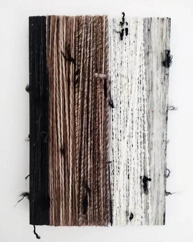 Ross.Wool · «Partitura Primordiale» — Tensione di filati verticali su telaio, 2026